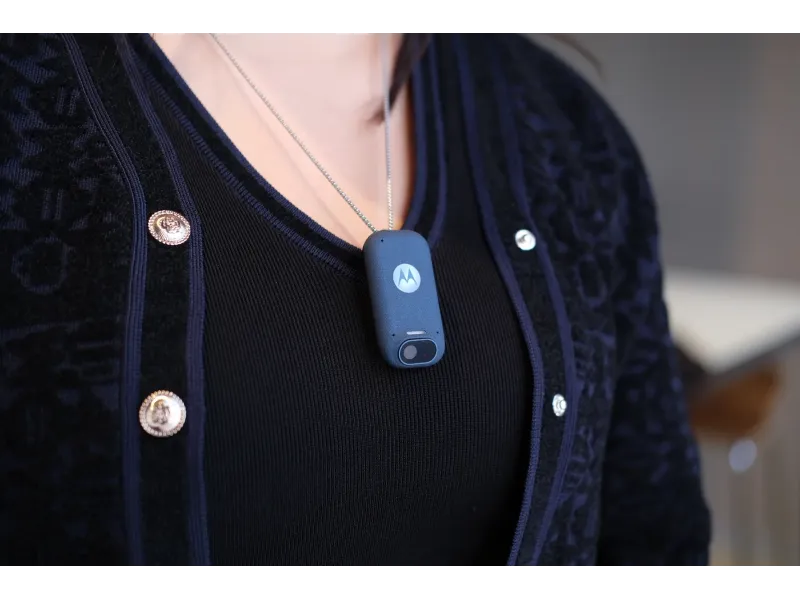 Утечка раскрыла планы Motorola по созданию носимого ИИ-устройства в формате «пина»